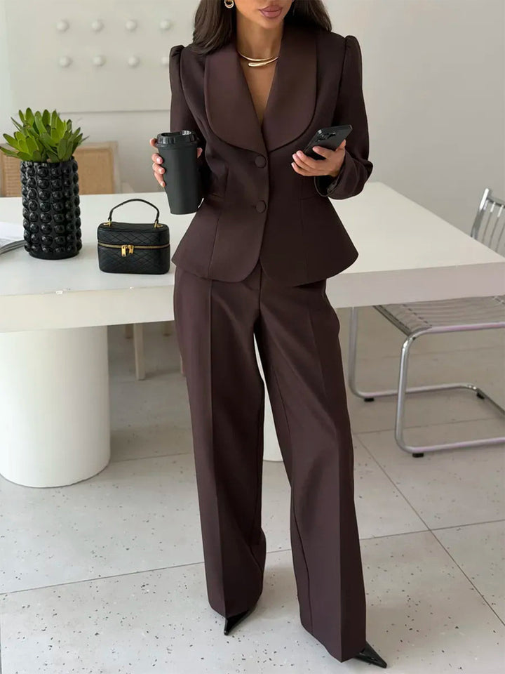 Damen Taillierter Blazer mit übergroßem Schalkragen und Hose mit hohem Bund und weitem Bein Echoarchiv