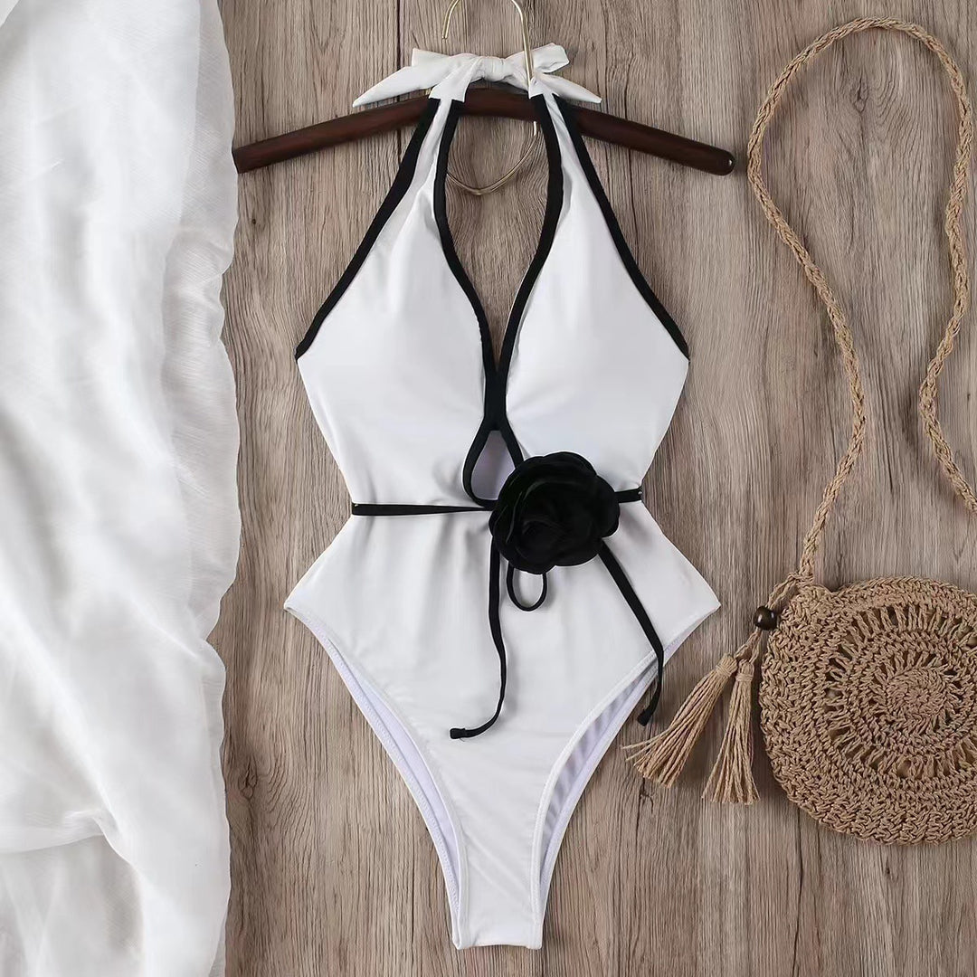 Damen Eleganter Wickel-Badeanzug mit Blumendetail Echo Archiv