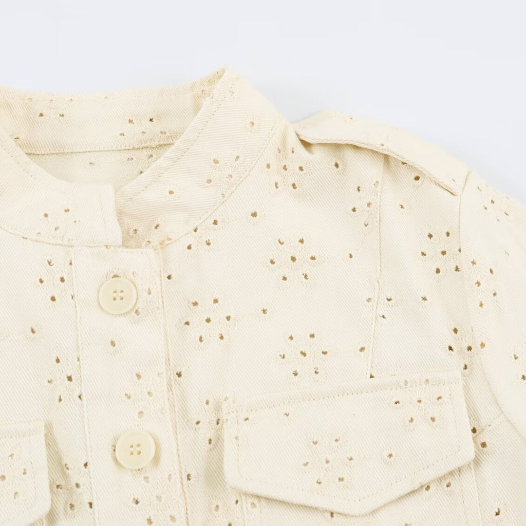 Damen Kurzjacke aus Lochstickerei mit Stehkragen, Utility-Taschen und kastiger Cropped‑Silhouette Echo Archiv