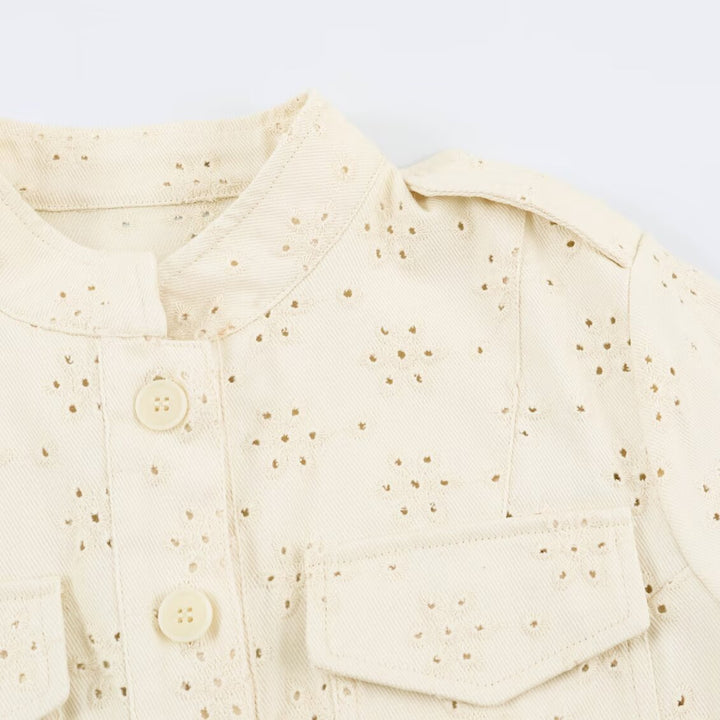 Damen Kurzjacke aus Lochstickerei mit Stehkragen, Utility-Taschen und kastiger Cropped‑Silhouette Echo Archiv