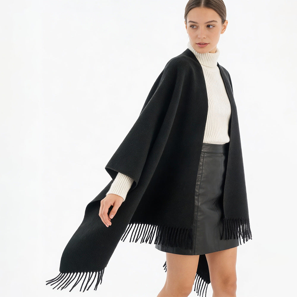 Damen Minimalistischer Wickel‑Capeponcho aus Wollmix mit V‑Ausschnitt und zartem Fransensaum – Avérine