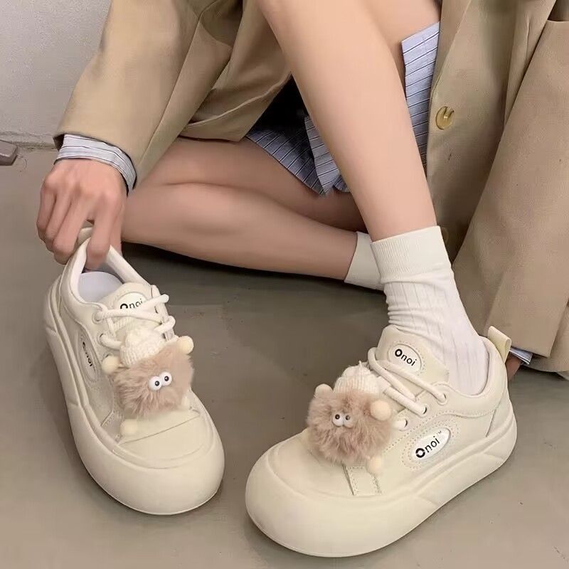 Damen Sneakers mit modischen Pompon-Applikationen und bequemer Sohle Echo Archiv