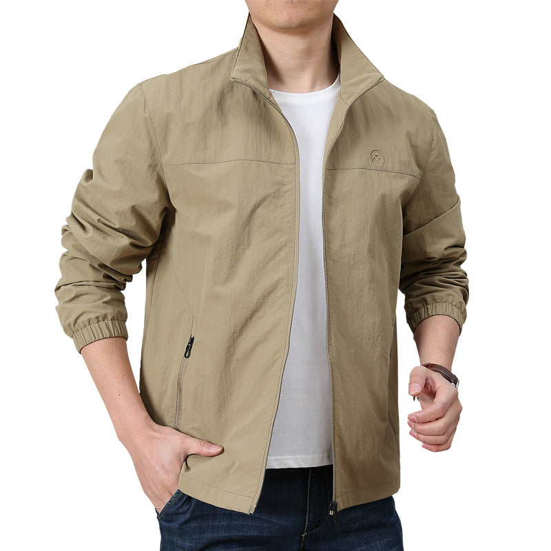 Herren Leichte urbane Windjacke mit Stehkragen, elastischen Bündchen und seitlichen Reißverschlusstaschen Echo Archiv