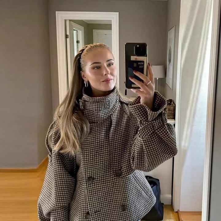 Damen Kurze zweireihige Boxy‑Jacke im Hahnentritt mit hohem Stehkragen und dekorativen Schnallen Echoarchiv