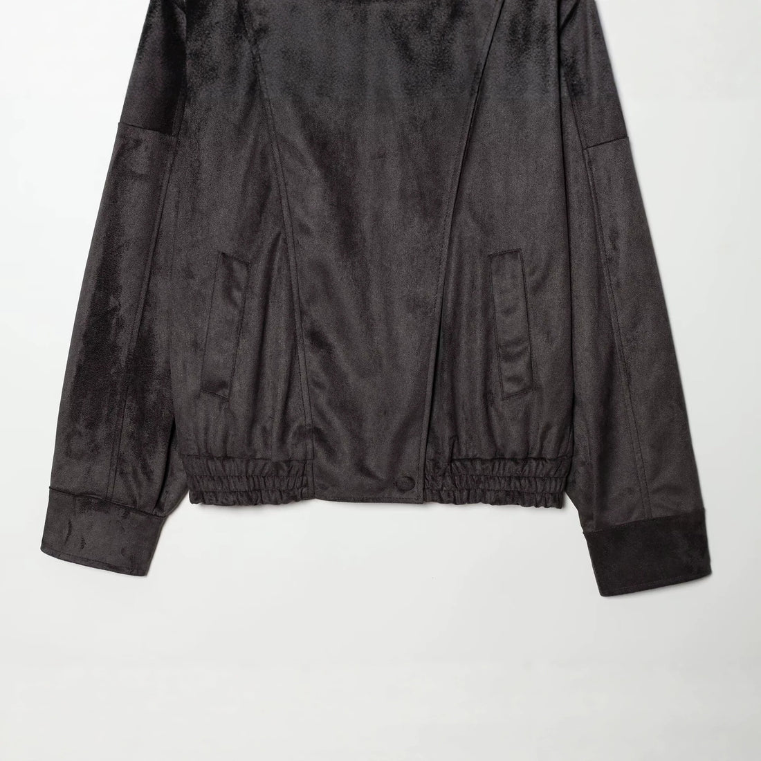 Damen Kurze Velours‑Optik Bomberjacke mit hohem Stehkragen und asymmetrischer Knopfleiste Echo Archiv