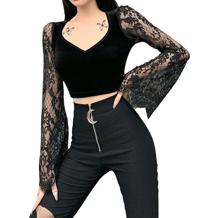 Damen Crop-Top mit eleganten Spitze-Ärmeln und figurbetontem Schnitt Echo Archiv