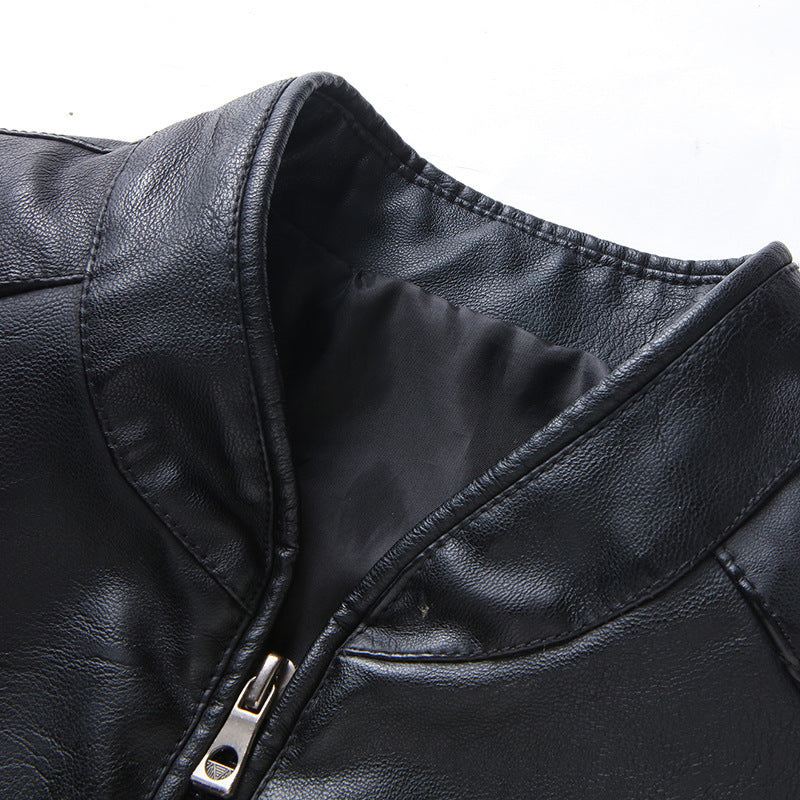 Herren Schlanker Kunstleder-Zipblouson mit minimalistischem Stehkragen und Doppelnahtdetails Echo Archiv