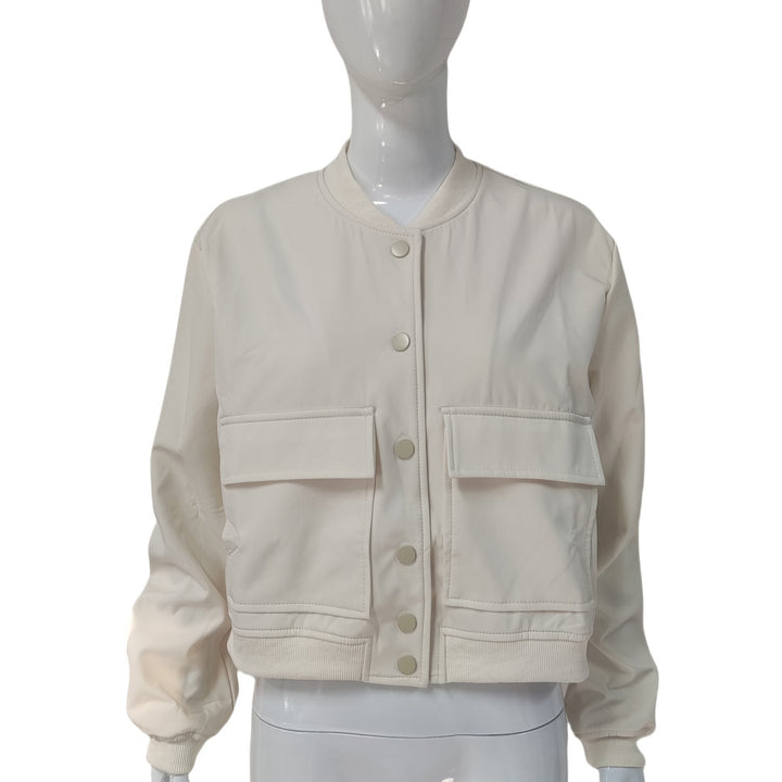 Damen Kurz geschnittene Utility-Jacke mit Stehkragen, Druckknöpfen und Pattentaschen – Célinea
