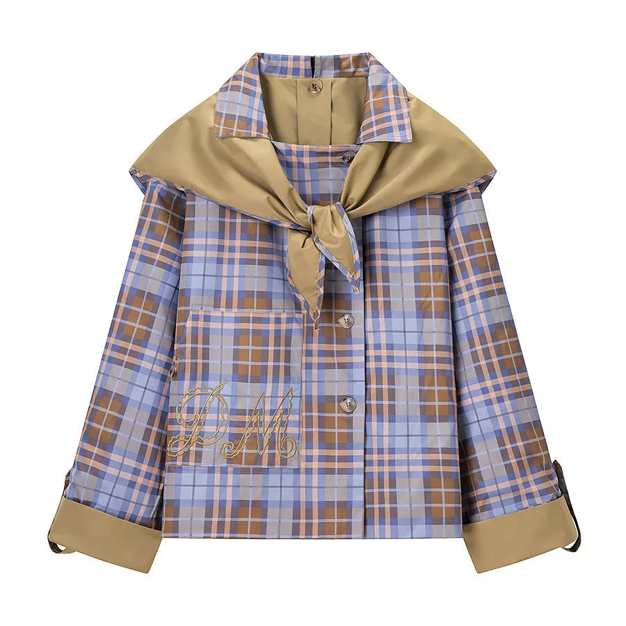 Damen kastige Regenblousonjacke mit abnehmbarem Karotuch als Kragendetail und bestickter aufgesetzter Tasche – Célinea