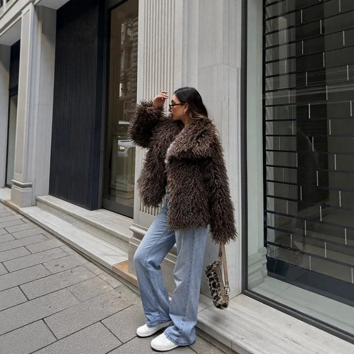 Damen Kurzjacke aus langflorigem Kunstpelz mit voluminösem Schalkragen Echo Archiv