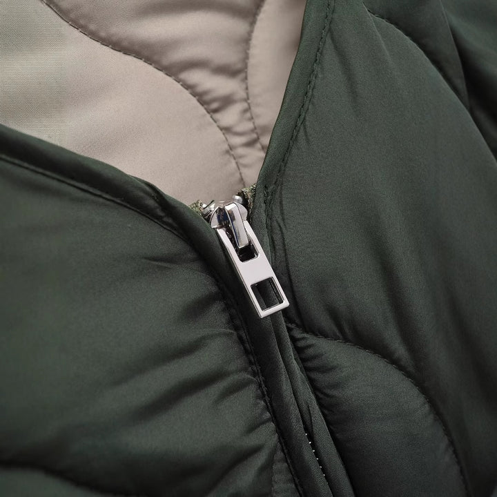 Damen gesteppte Oversize-Quiltjacke mit Rundhals, durchgehendem Reißverschluss und aufgesetzten Taschen – Célinea