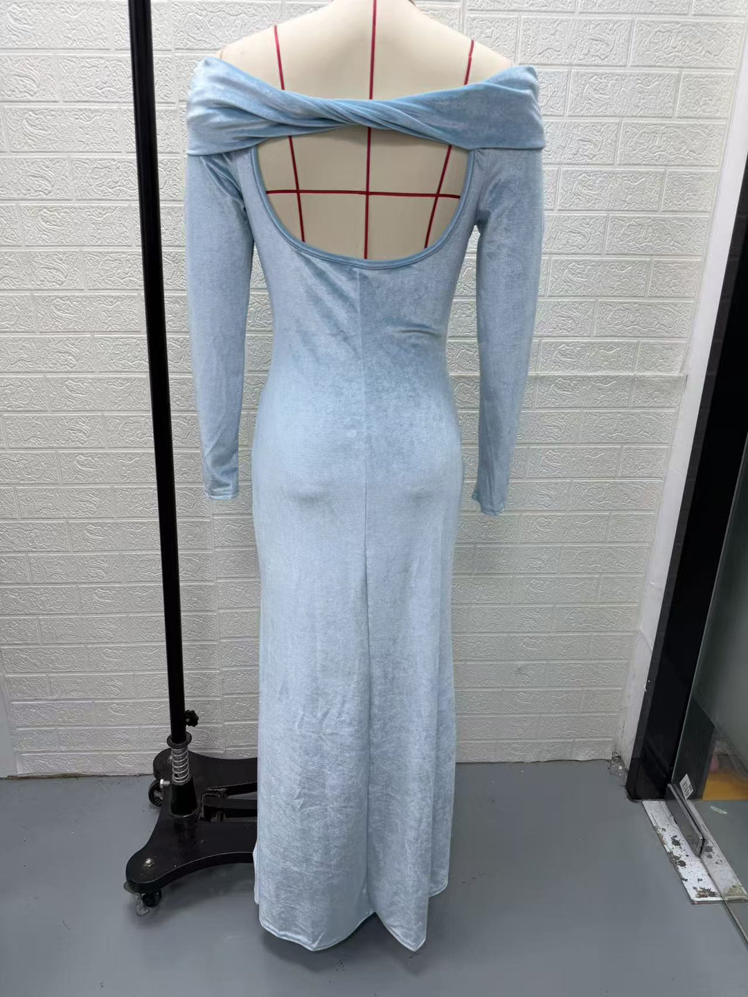 Damen Langes Samtabendkleid mit Carmenausschnitt und tiefem Rückenausschnitt Echoarchiv