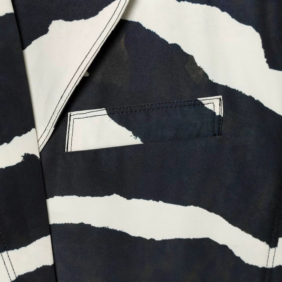 Damen Oversize-Blazer im Zebra-Print mit Reverskragen und Pattentaschen Echoarchiv