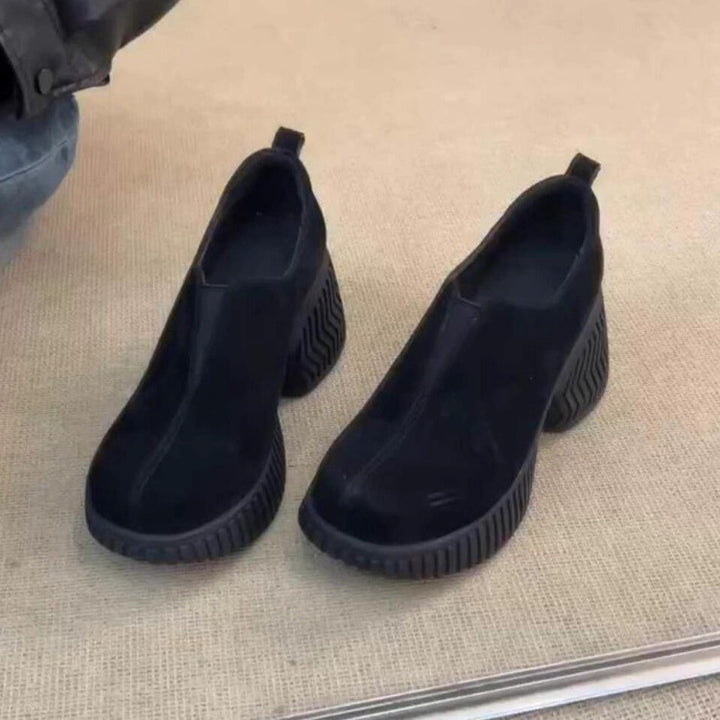 Damen Plateau-Slipper mit markanter Profilsohle und elastischem Einstieg Echo Archiv
