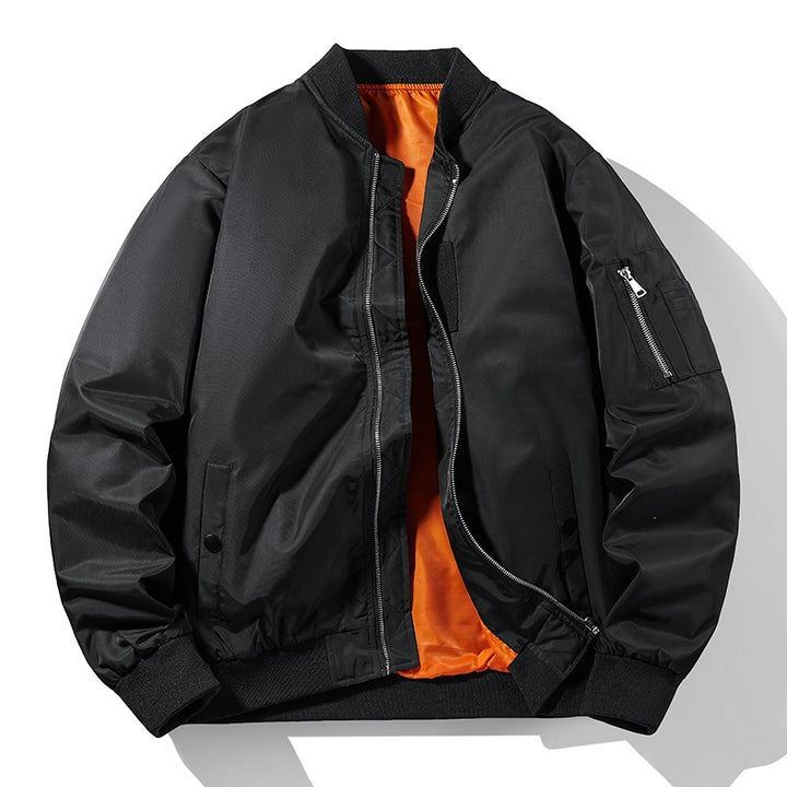 Herren Bomberjacke im Fliegerstil mit kontrastiertem Innenfutter, wasserabweisendem Nylon & Utility-Ärmeltasche Echoarchiv