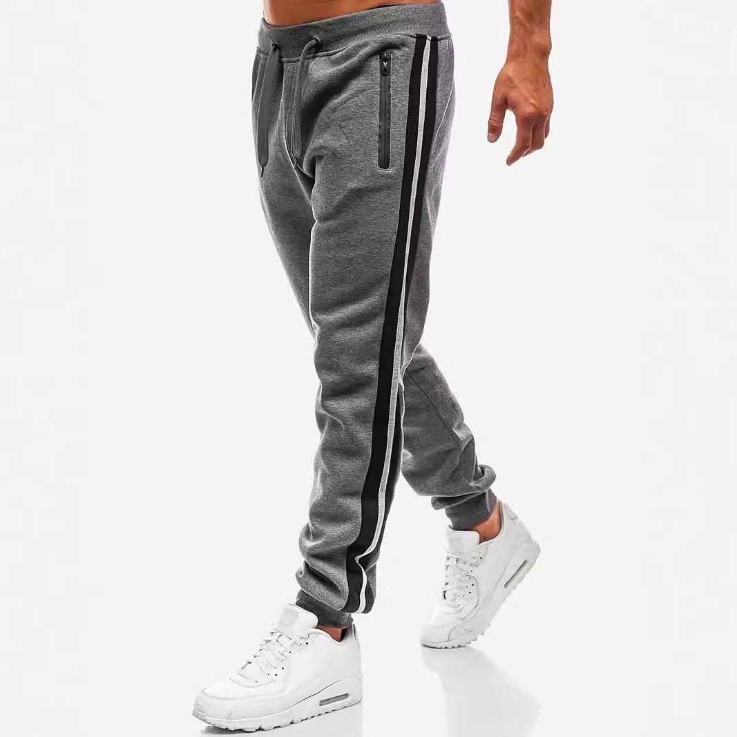 Herren nan schmal zulaufende Fleece-Jogginghose mit zweifarbiger Seitenpaspel und wasserabweisenden Reißverschlusstaschen Echo Archiv