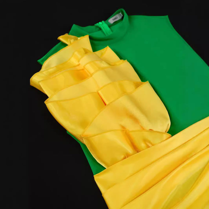 Damen elegantes Kleid mit extravaganten Rüschenelementen Echo Archiv