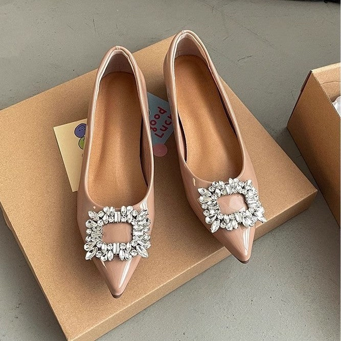 Damen Spitz zulaufende Lack‑Ballerinas mit funkelnder Kristall‑Zierbrosche – Lioré