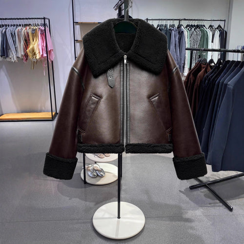 Damen Kurz geschnittene Aviator‑Jacke aus Lammfellimitat mit großem Teddykragen Echo Archiv