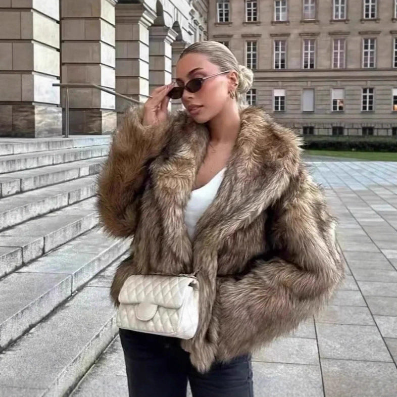 Damen Kurz geschnittene voluminöse Kunstpelzjacke mit Oversize‑Schalkragen Echo Archiv