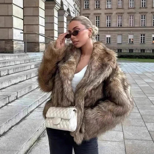 Damen Kurz geschnittene voluminöse Kunstpelzjacke mit Oversize‑Schalkragen Echo Archiv
