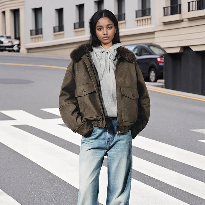 Damen Kurzjacke im Aviator‑Style mit Kunstpelzkapuze und aufgesetzten Pattentaschen Echoarchiv