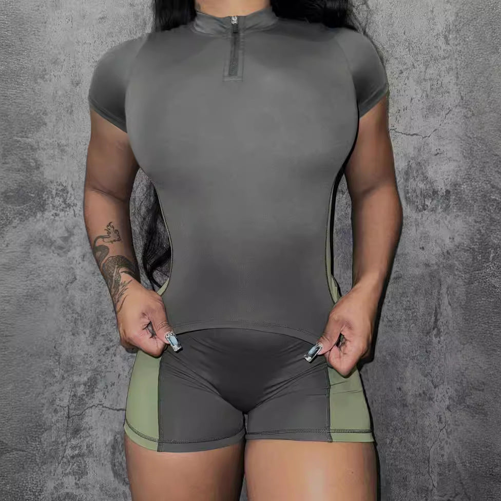 Damen Sportliches Set mit kurzem Oberteil und enganliegenden Shorts Echo Archiv