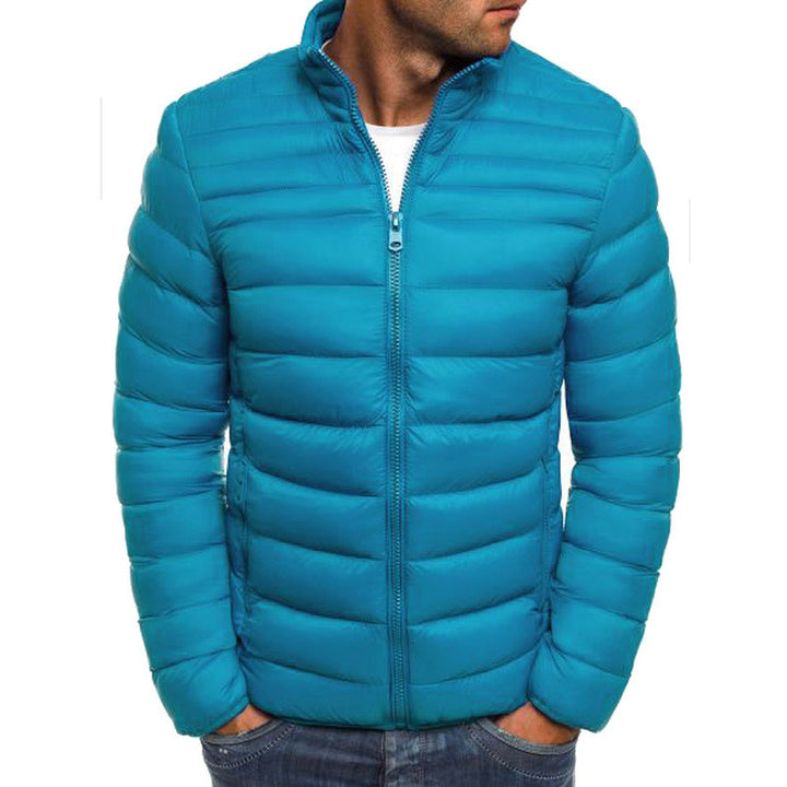 Herren modische Steppjacke mit hohem Kragen und seitlichen Reißverschlusstaschen Echoarchiv
