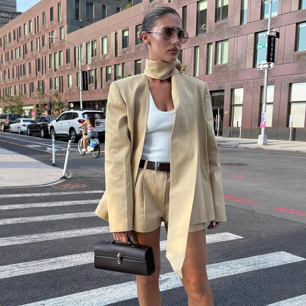 Damen Zweiteiliges Blazer-Set mit langem Schalkragen und hochtaillierten Shorts Echoarchiv