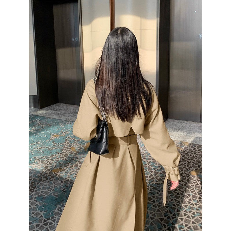 Damen Eleganter Midi-Trenchcoat mit Oversize-Schulterklappe, gerafften Ärmeln und taillierendem Bindegürtel Echoarchiv