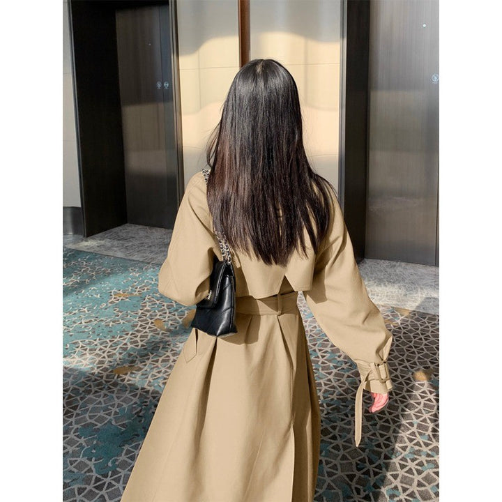 Damen Eleganter Midi-Trenchcoat mit Oversize-Schulterklappe, gerafften Ärmeln und taillierendem Bindegürtel Echoarchiv