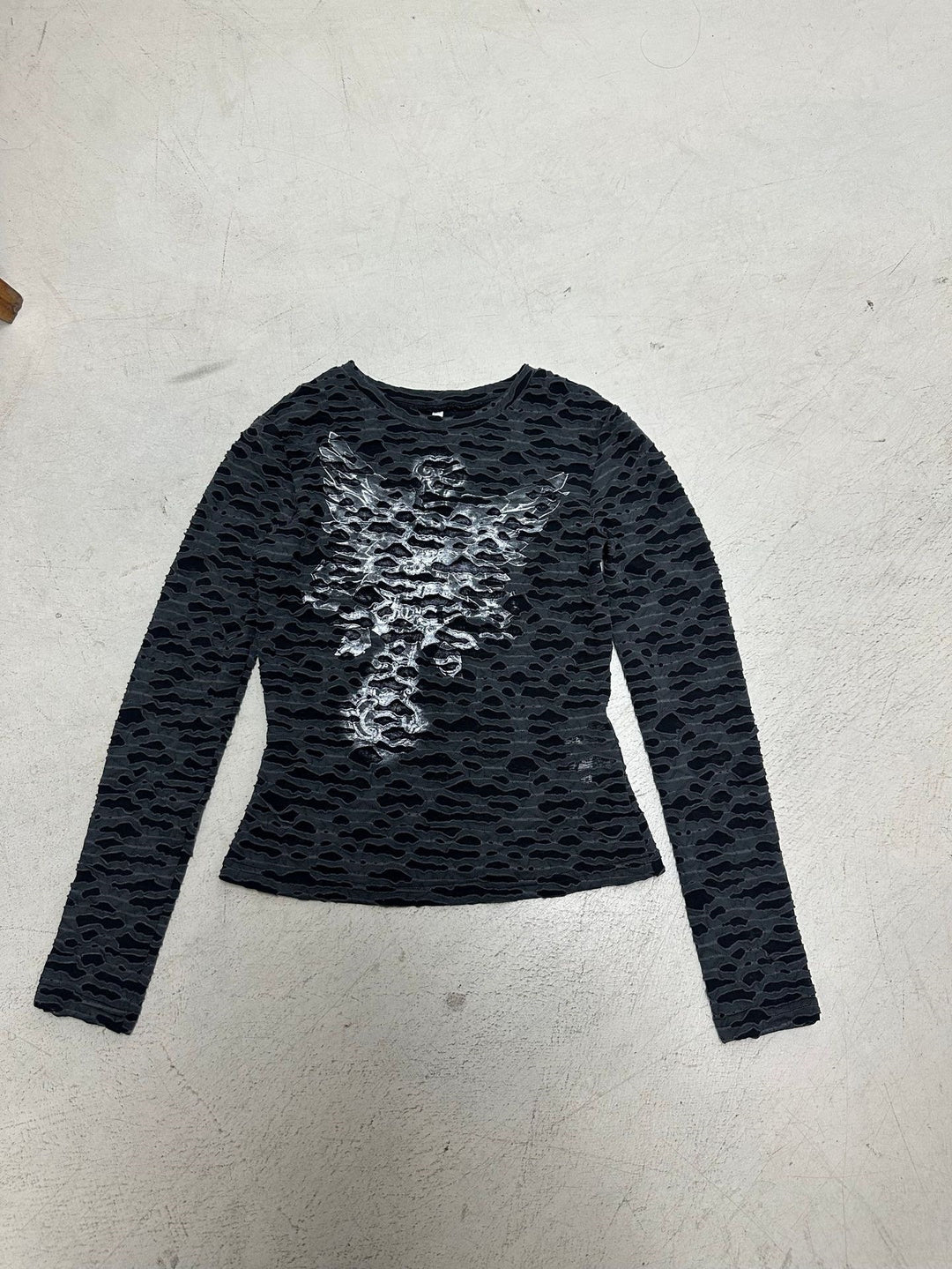 Damen Figurbetontes strukturiertes Langarmshirt mit metallischem Skelettprint Echo Archiv