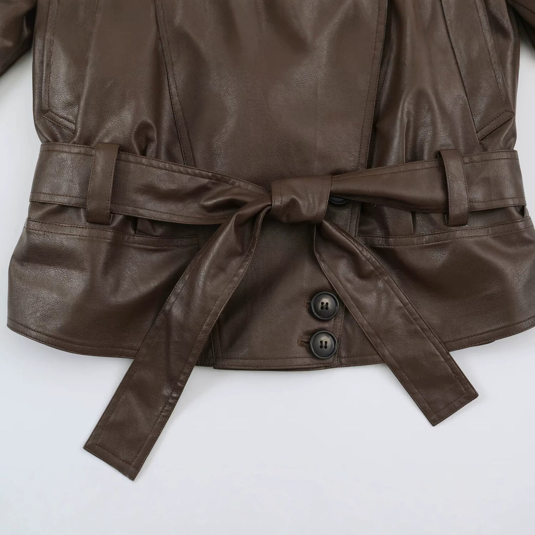 Damen Taillierte Lederoptik-Jacke mit asymmetrischer Knopfleiste und Bindegürtel Echoarchiv