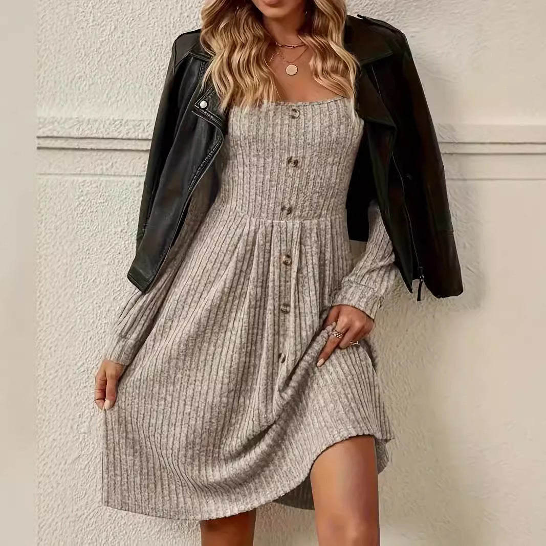 Damen Tailliertes Rippstrick-Midikleid mit U-Boot-Ausschnitt und Zierknopfleiste Echo Archiv