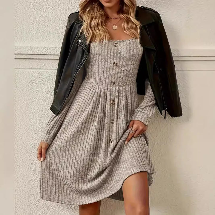 Damen Tailliertes Rippstrick-Midikleid mit U-Boot-Ausschnitt und Zierknopfleiste Echo Archiv