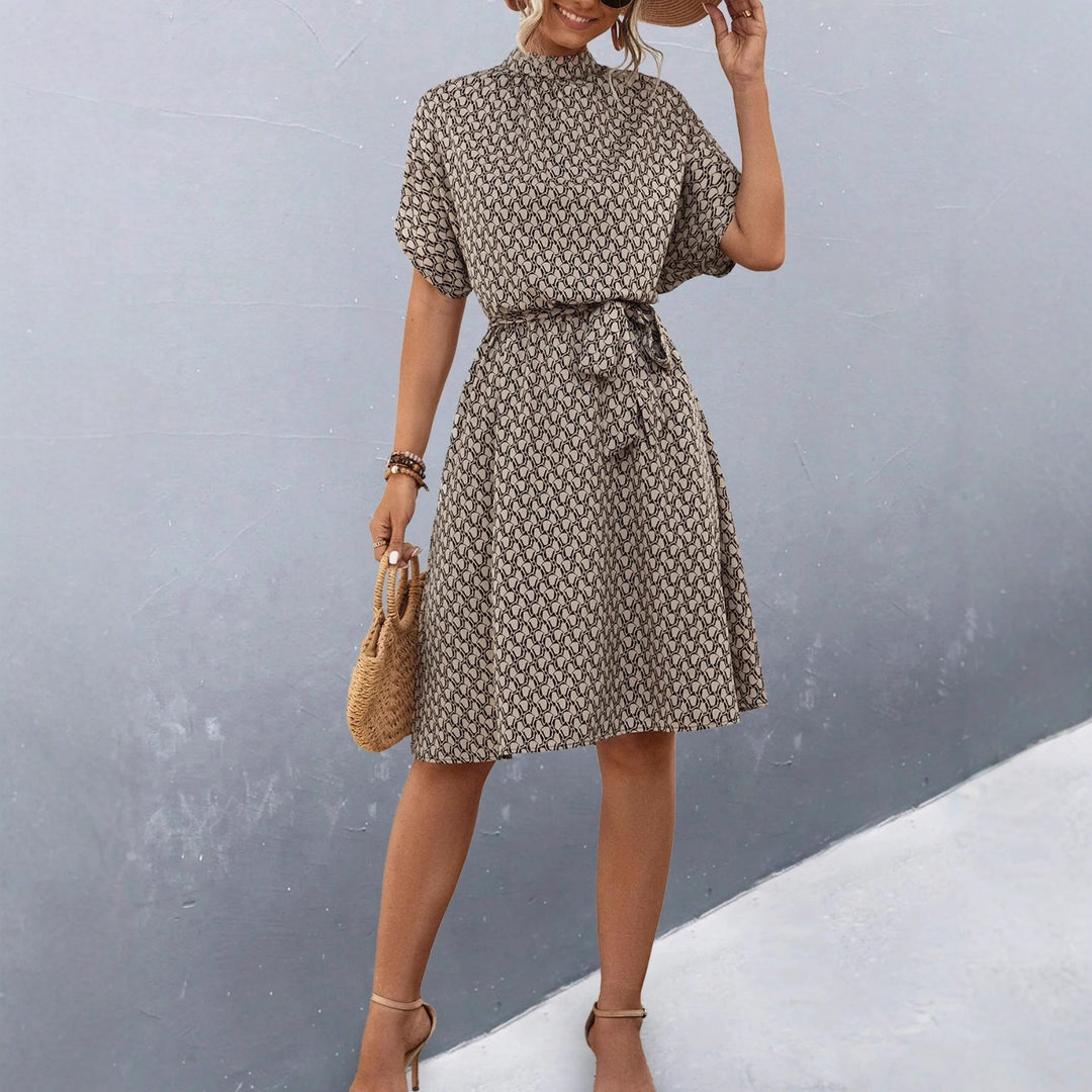 Damen Midikleid mit elegantem Bindegürtel und modischem Stehkragen Echo Archiv