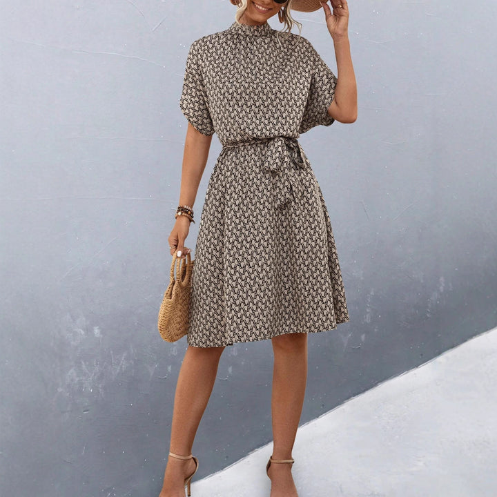 Damen Midikleid mit elegantem Bindegürtel und modischem Stehkragen Echo Archiv
