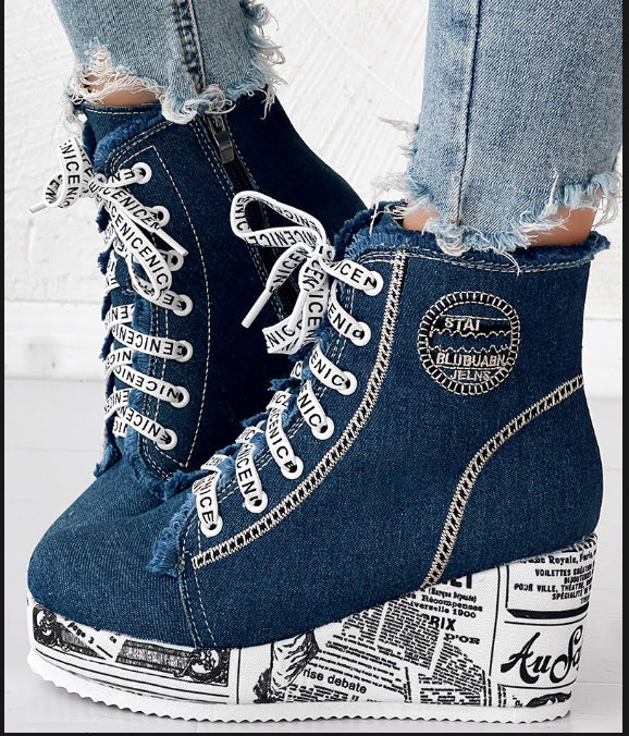 Damen nan Denim-Keilstiefelette mit Plateausohle im Zeitungsprint, Fransenabschluss und seitlichem Reißverschluss Echo Archiv