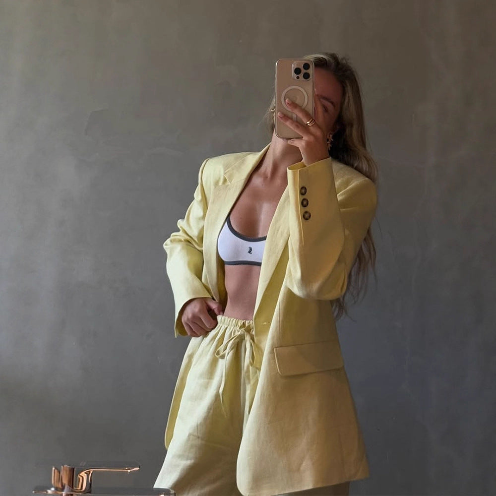 Damen Leichtes Leinen-Set mit weit geschnittenem Sakko und taillenhohen Shorts Echoarchiv