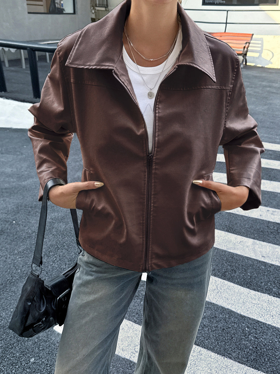 Damen elegante Kunstlederjacke mit Reißverschluss, Hemdkragen und Eingrifftaschen – Célinea