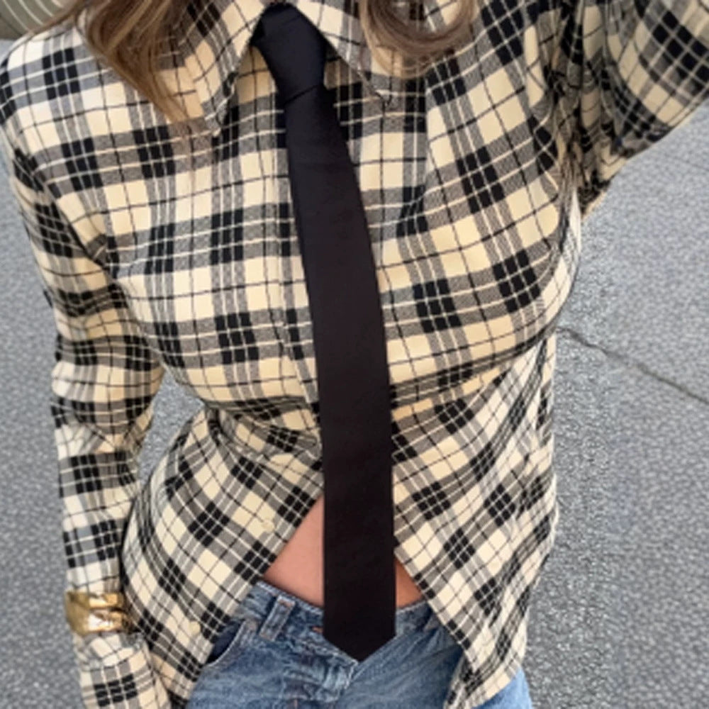 Damen Karo-Hemdjacke mit betonten Schultern und oversized Schnitt Echoarchiv