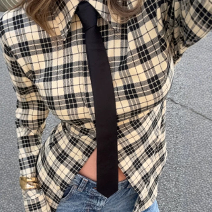Damen Karo-Hemdjacke mit betonten Schultern und oversized Schnitt Echoarchiv