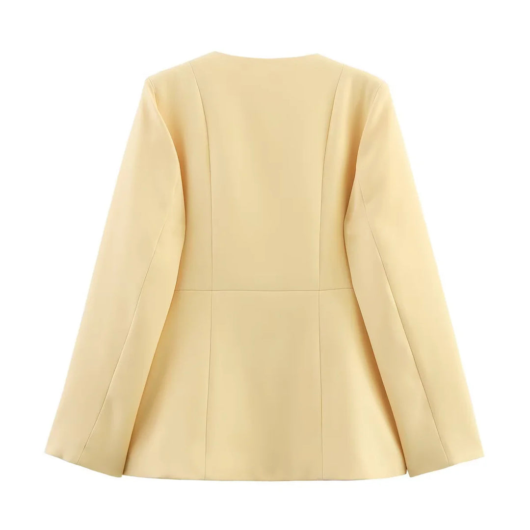 Damen taillierte Rundhals-Blazerjacke mit verdeckter Knopfleiste, Pattentaschen und figurformenden Teilungsnähten – Valéne