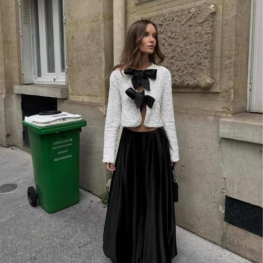 Damen glitzernde Cropped-Bolerojacke mit Paillettenbesatz und dekorativen Satinschleifen – Célinea