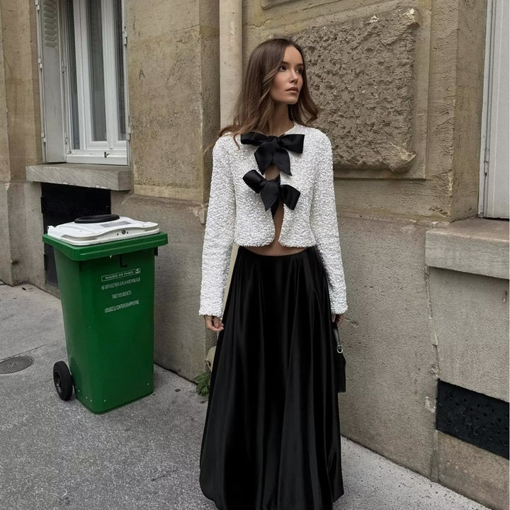 Damen glitzernde Cropped-Bolerojacke mit Paillettenbesatz und dekorativen Satinschleifen – Célinea