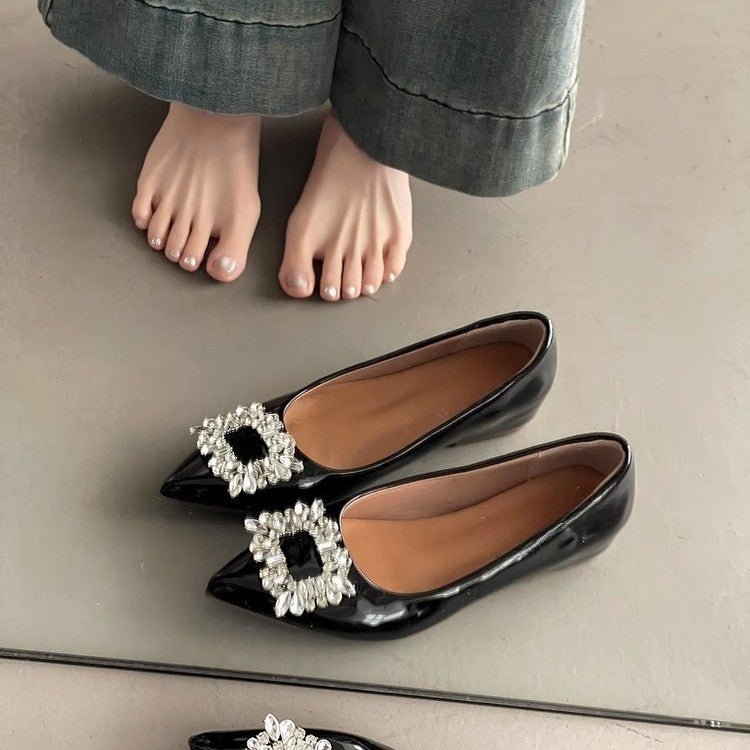 Damen Spitz zulaufende Lack‑Ballerinas mit funkelnder Kristall‑Zierbrosche – Lioré