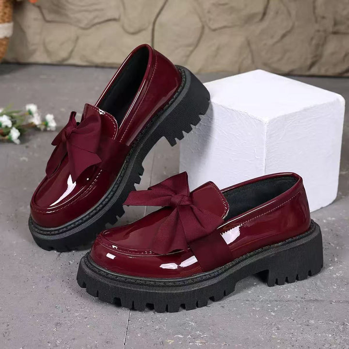 Damen Lack-Loafer mit markanter Profilsohle und Zierschleife Echoarchiv