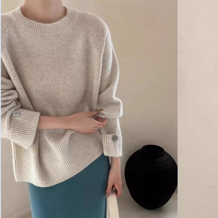 Damen Oversize-Rundhalspullover mit verlängerten Manschetten und Zierknopf Echoarchiv