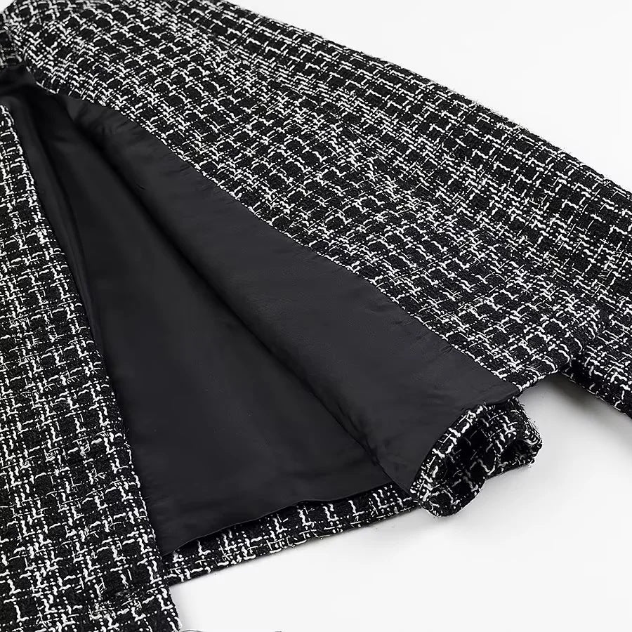 Damen kurz geschnittene Bouclé-Jacke im Boxy-Schnitt mit Goldknopf-Detail und Pattentaschen – Célinea