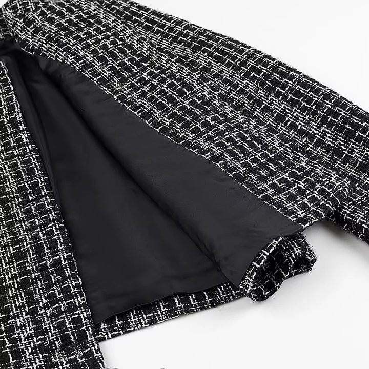 Damen kurz geschnittene Bouclé-Jacke im Boxy-Schnitt mit Goldknopf-Detail und Pattentaschen – Célinea